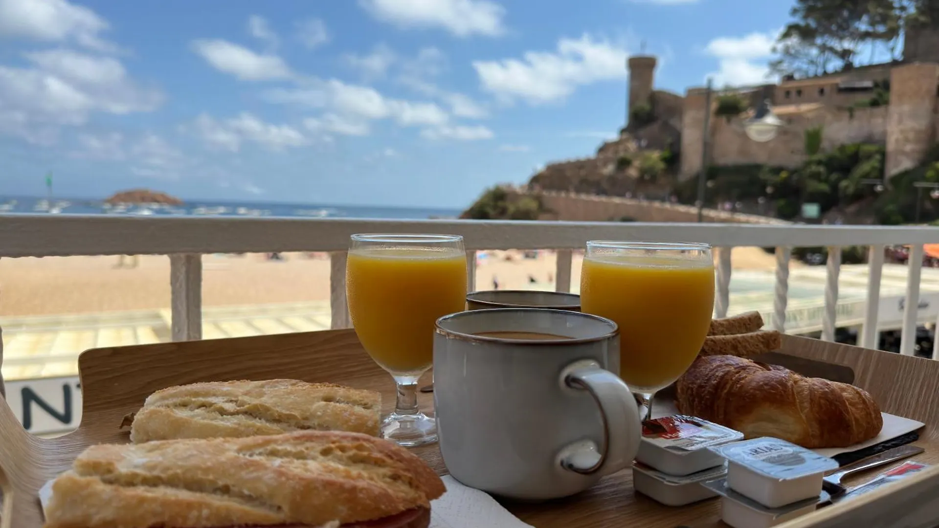 Hostal Del Mar Tossa de Mar 2*,  Spagna