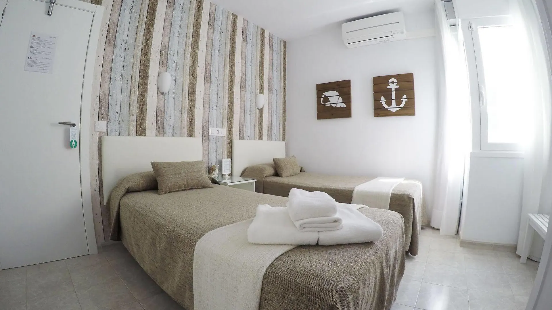 Hostal Del Mar Tossa de Mar 2*,  Spagna
