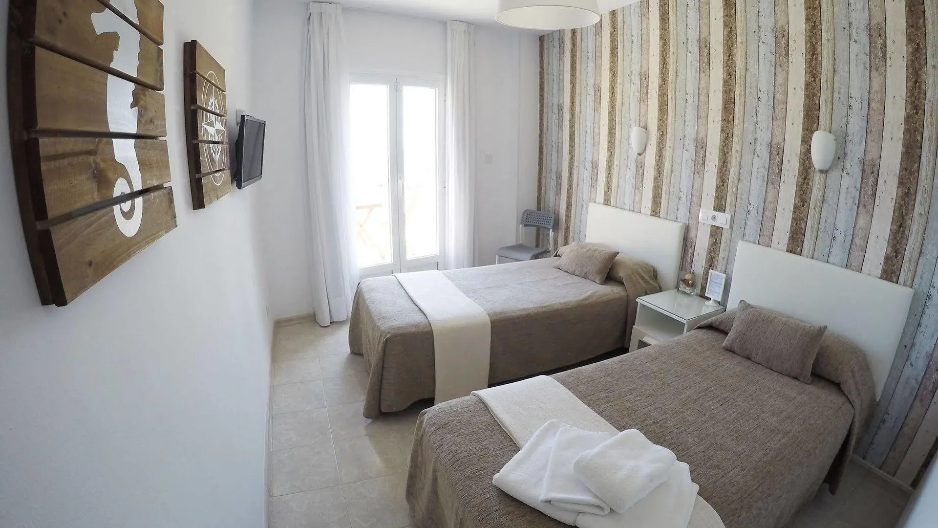 Hostal Del Mar Tossa de Mar 2*,